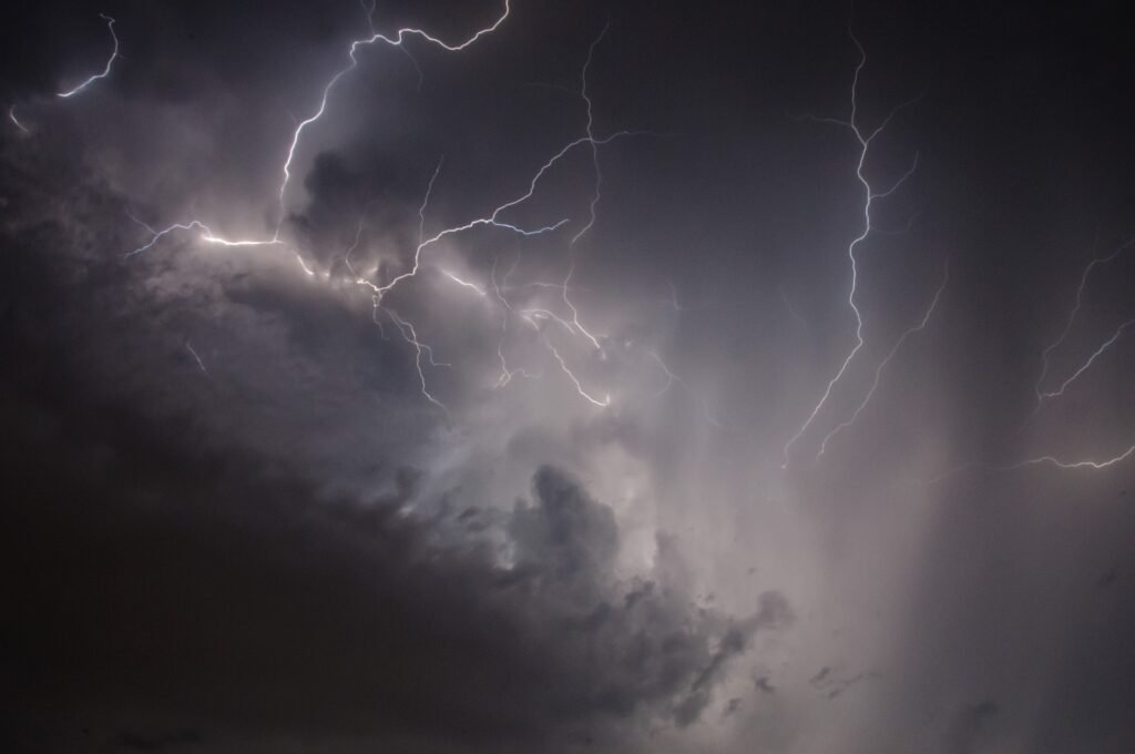 Comprendre les orages : les raisons scientifiques derrière les éclairs et le tonnerre