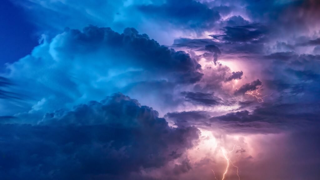 Comprendre les orages : les raisons scientifiques derrière les éclairs et le tonnerre