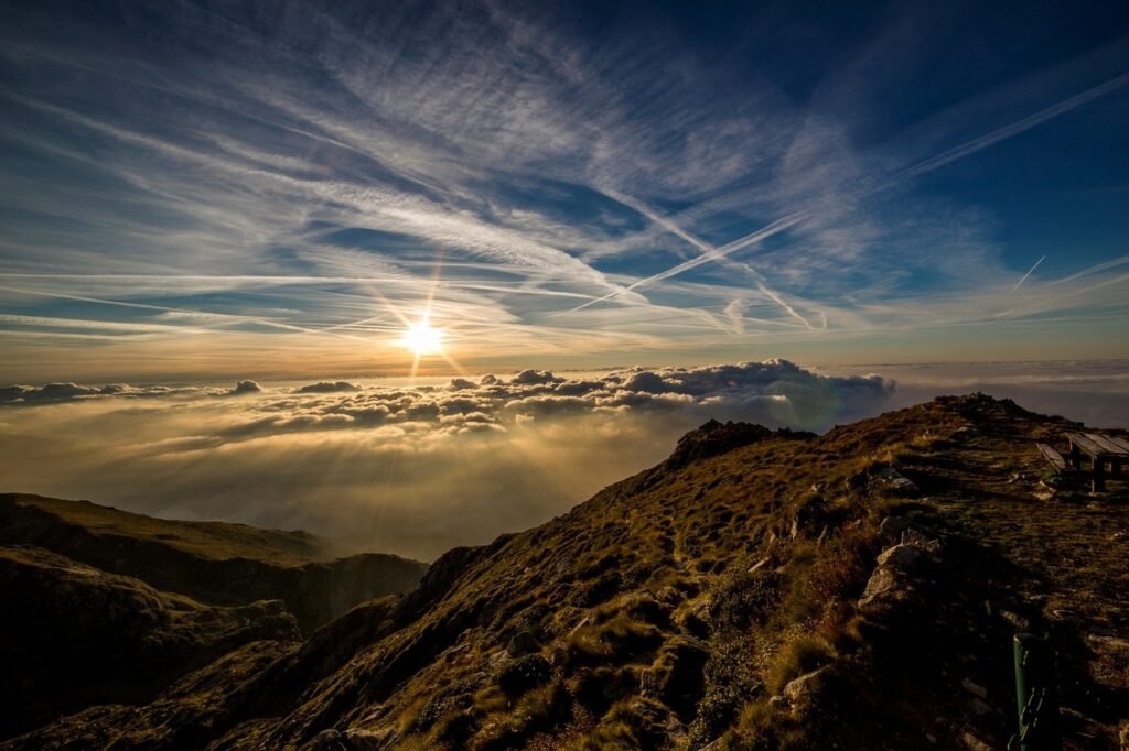 Le soleil se lève sur les montagnes
